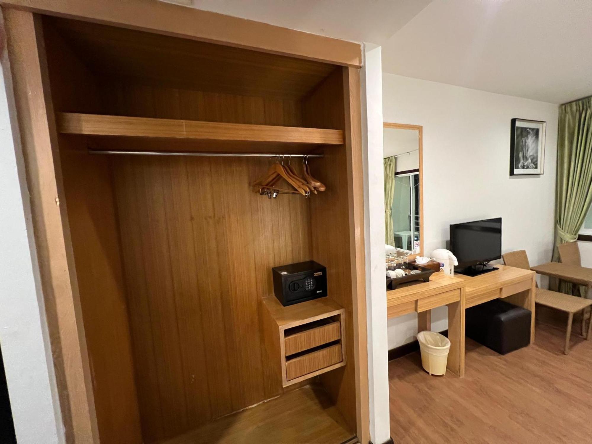 Zephyr Grand Hotel Patong Exterior photo