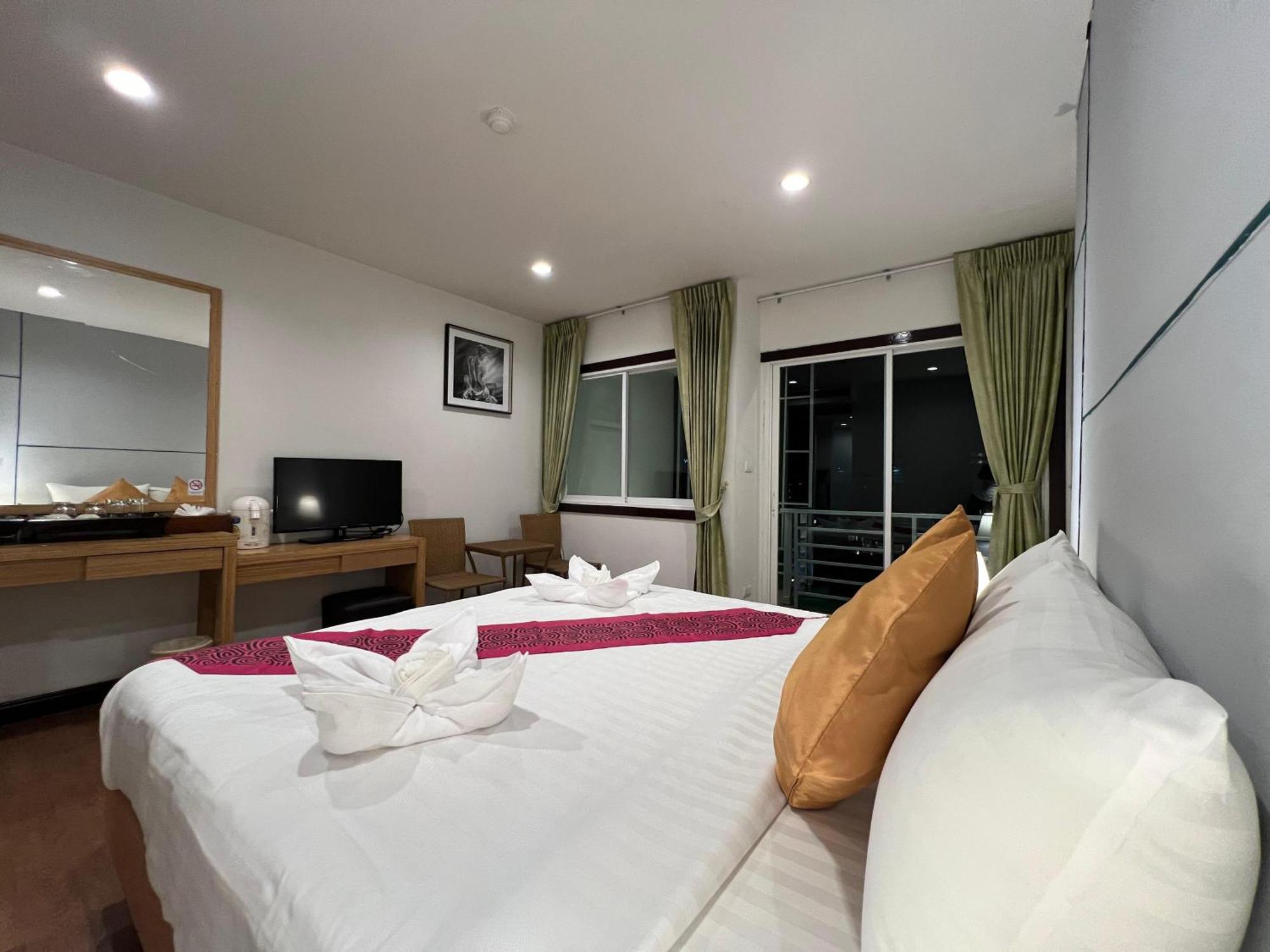 Zephyr Grand Hotel Patong Exterior photo