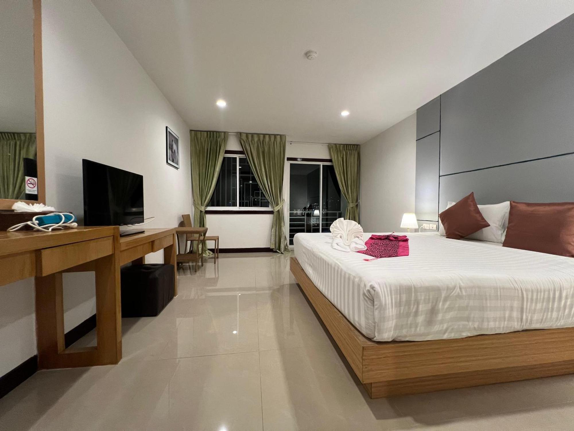 Zephyr Grand Hotel Patong Exterior photo