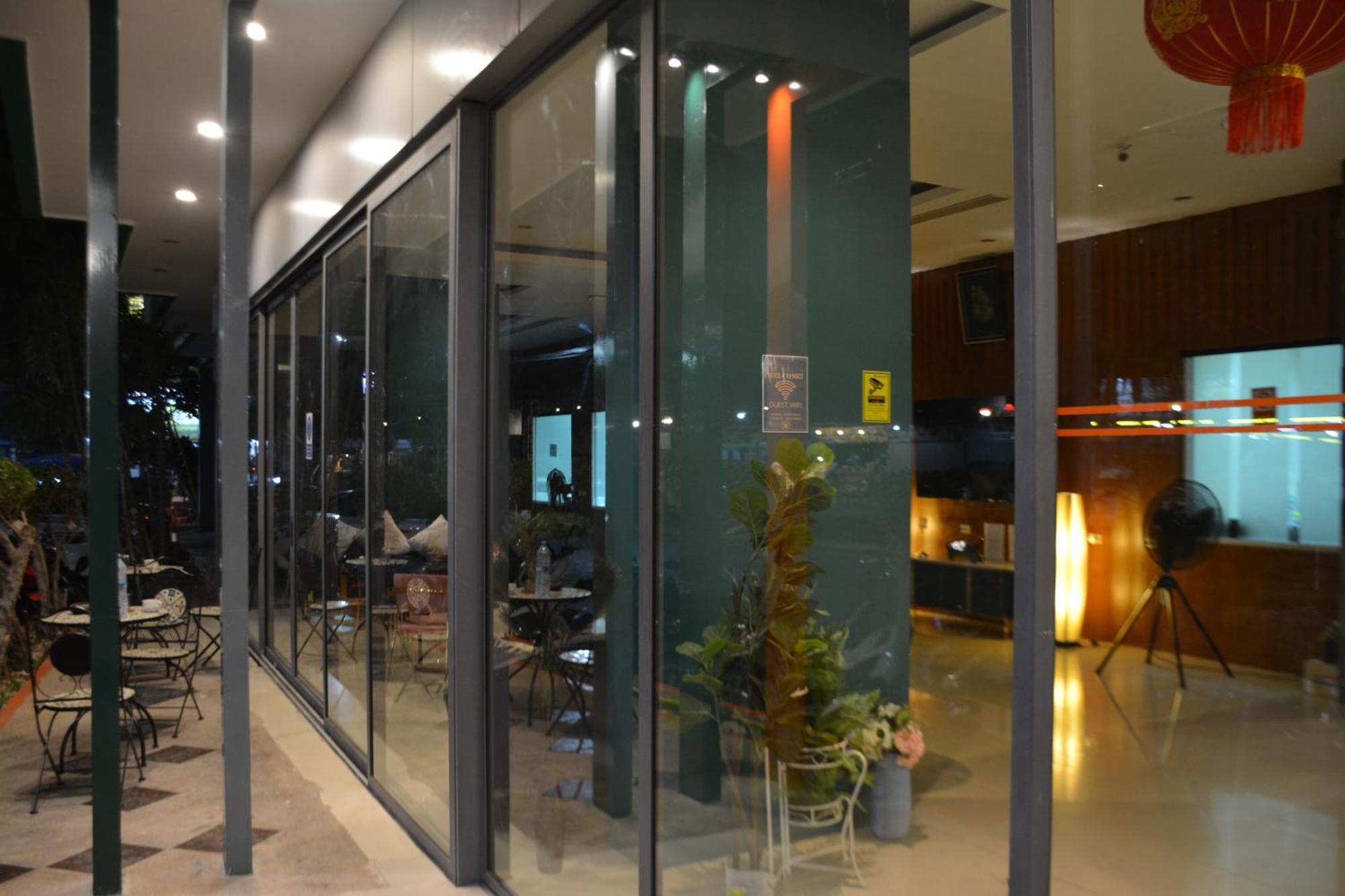 Zephyr Grand Hotel Patong Exterior photo