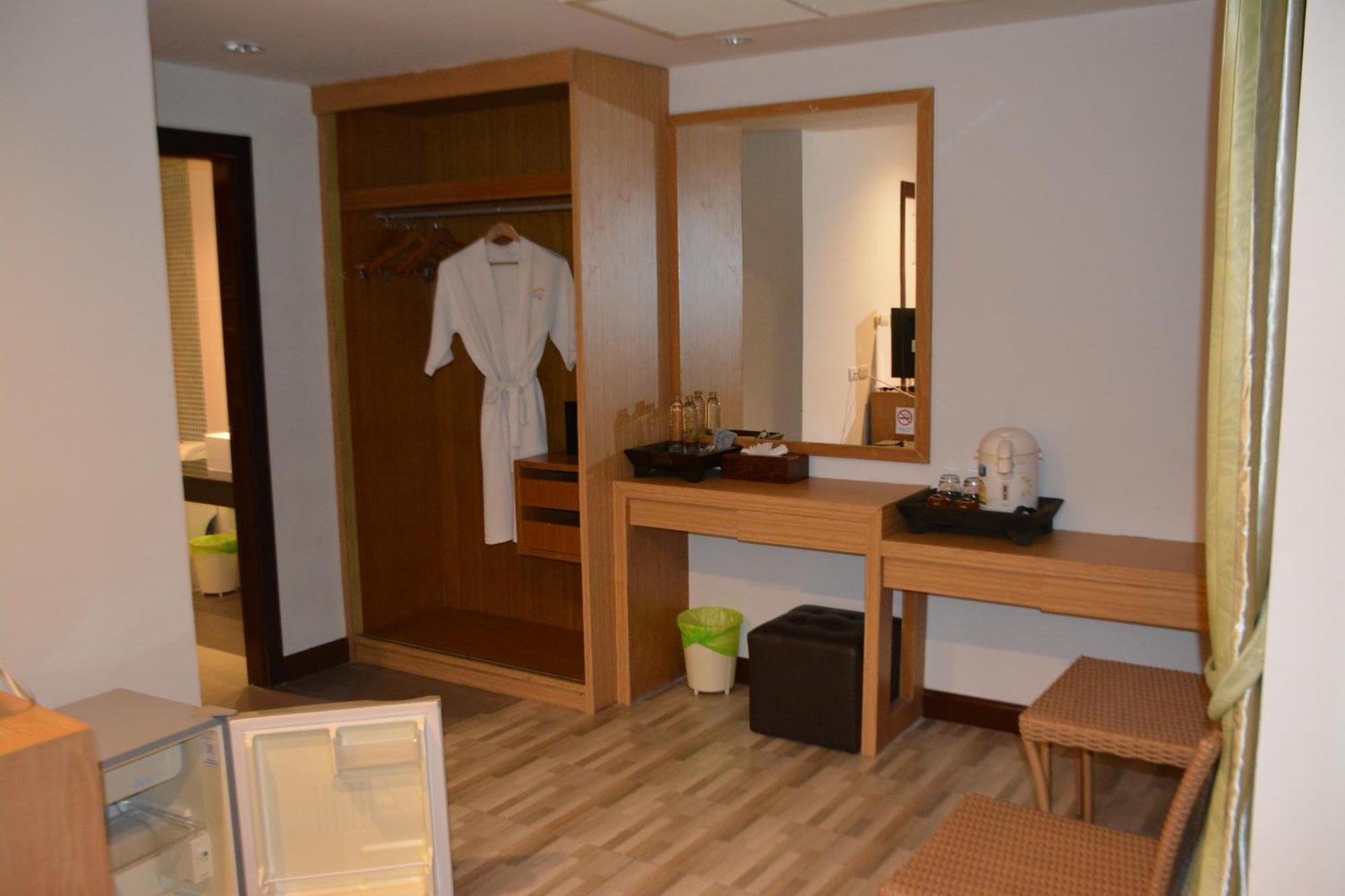 Zephyr Grand Hotel Patong Exterior photo